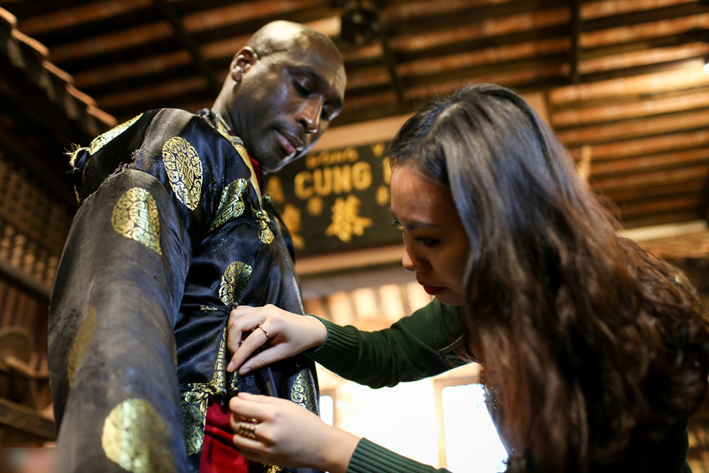 Huyền thoại Arsenal mặc áo dài, đội nón lá Việt Nam